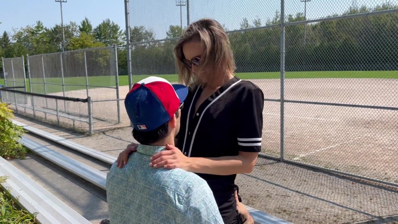 Serenity Cox: Man deelt vrouw met teamgenoot na verlies van weddenschap op...