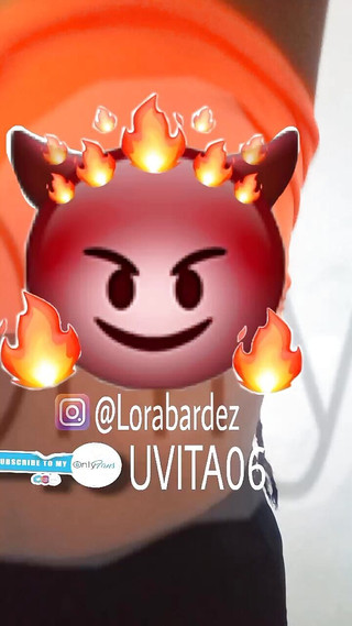 Delicious open butt: 令人难以置信的黑发女郎换衣服看起来是多么美味和性感