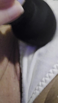 Mamă Sexy Excitată Savurează Un Vibrator Prin Chiloți...