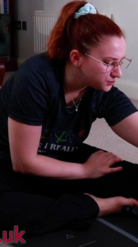 Chica nerd de yoga es criticada por una máquina de follar