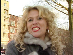Lucky Cooch: Blonďatá milfka na rozhovoru na ulici