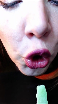 Riesin beim schlürfen - no escape, pralle lippensaugen