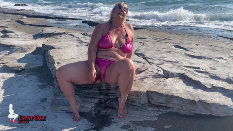 Lena Cox: Bikini-nymphomanin Masturbiert Am Strand - Riskante Squirting-orgasmen