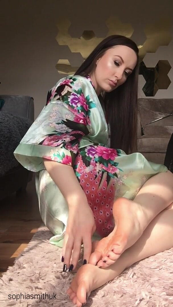 SophiaSmithUK: Teasing sandal feet