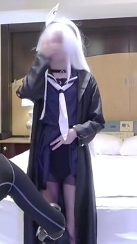 슬렌더뉴커머는 자신의 플레이를 사랑하며, 빠른 리듬을 타고 사적인 쾌락을 즐기고 있다