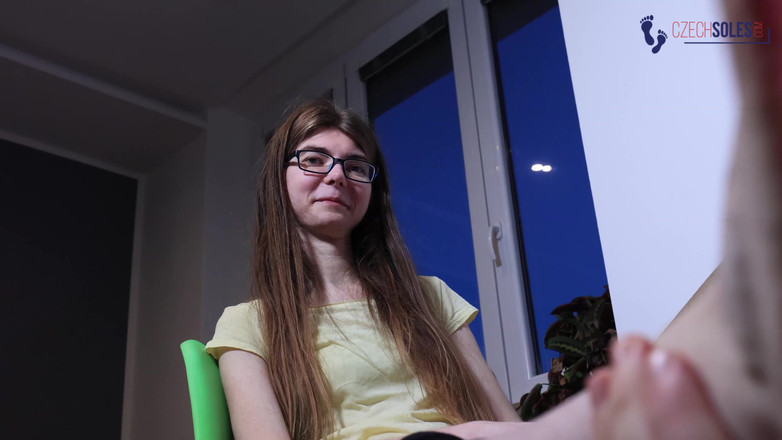 Czech Soles - foot fetish content: Slicka efterrätten från hennes långa tår och tillbe hennes stora...