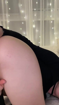 Linda camgirl estira el culo en perrito