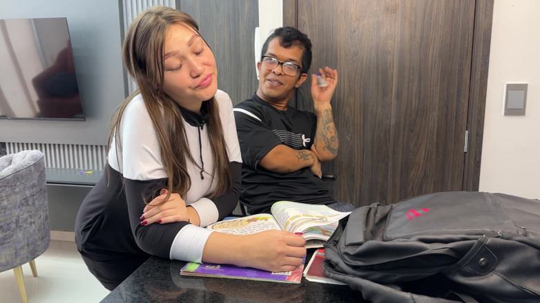 Julianaburning: J’aide mon demi-frère timide à faire ses devoirs
