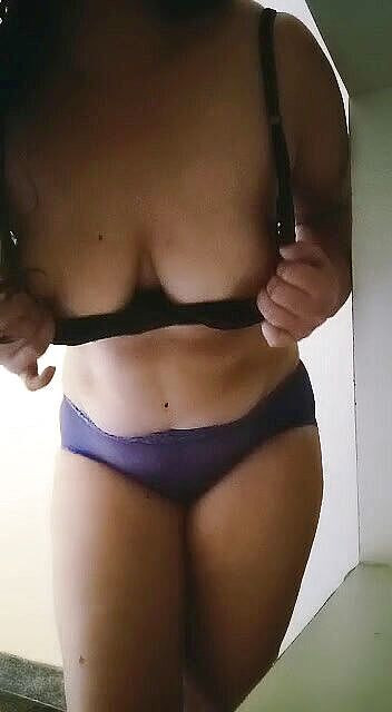 Ayushi: Mostrando peitos e vídeo de bunda grande