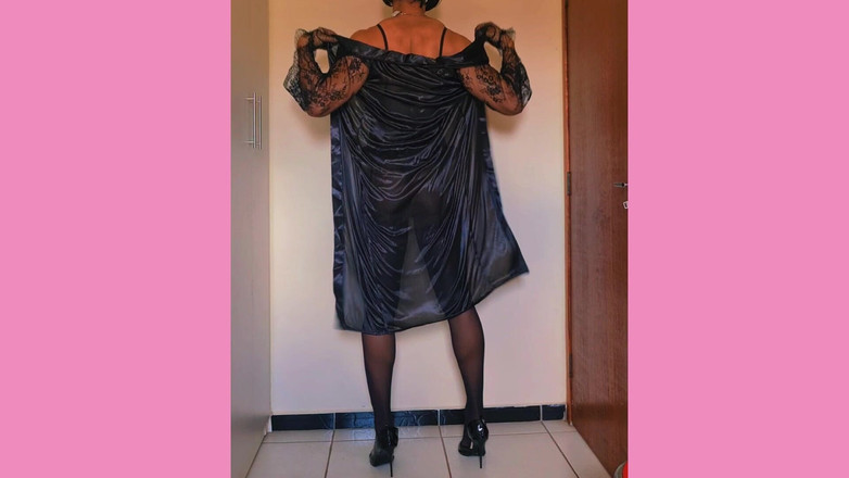 Milady Silvia Helena: Wspaniały i seksowny femboy w czarnej satynowej, bieliźnie i Scarpin....