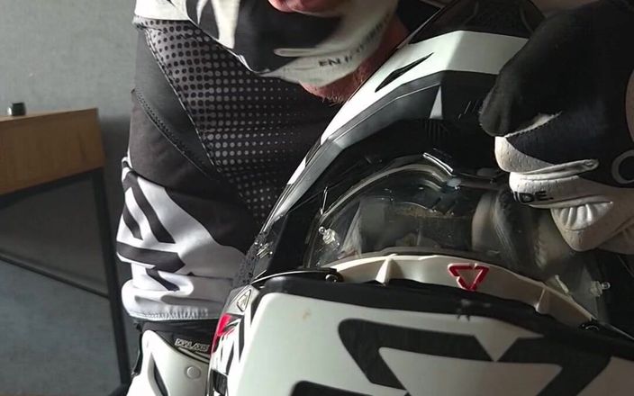 Sneakersmax98: Ejaculare înăuntru pe My Mxhelmet