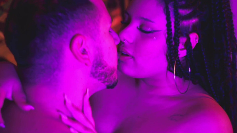 Quente club: Pulchna brazylijska dziewczyna próbuje nowych fetyszy ze swoim partnerem