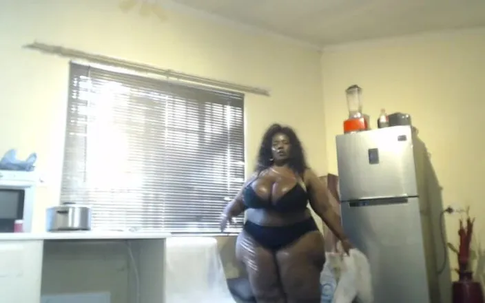 Legendary Booty Overdose: SSBBW MILF striptýz