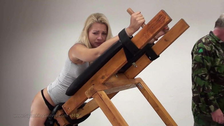 Spanking Server: Frusta culo fortunato