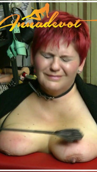 Ich Muss Meine Dicken BBW Naturtitten Auf Einen BDSM Fickbock Legen Und Dann Spankt Er Mir Titten Und Nippel.