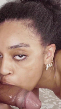 Jovem negra recebe sua buceta fodida por um grande pau preto