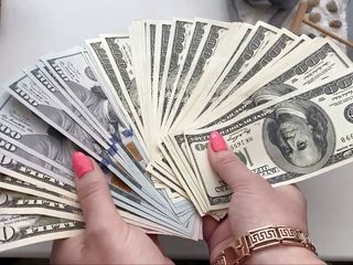 Goddess Misha Goldy: ASMR шелест долларовых купюр в моих красивых руках с ухожением и унижение!