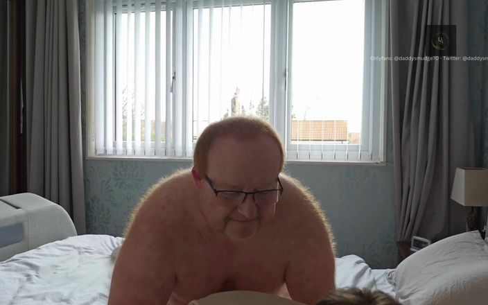 Daddysmudge: Papi folla chico en cama