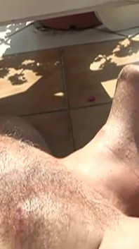 Une brune mature dégouline de baise intense dans la nature