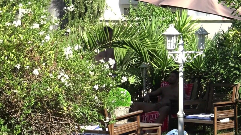 Gaybareback: Esteban Diaz fodida em pêlo por Fred no meu jardim