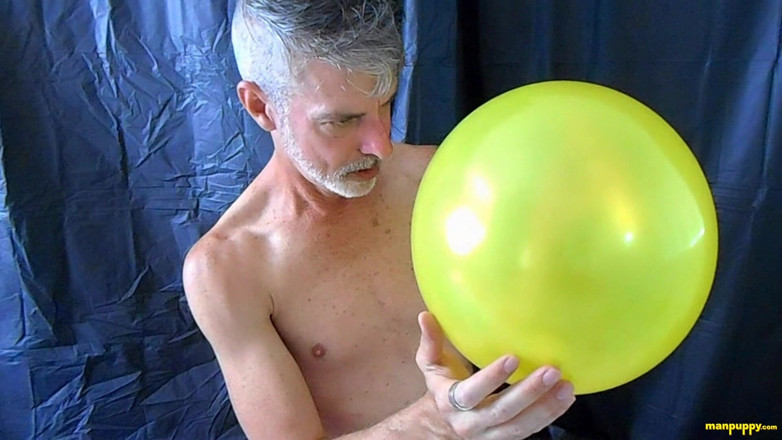 Man Puppy: Grosse bite et ballons aussi !