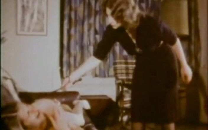 Vintage megastore: Peitudas lésbicas lambendo buceta retrô