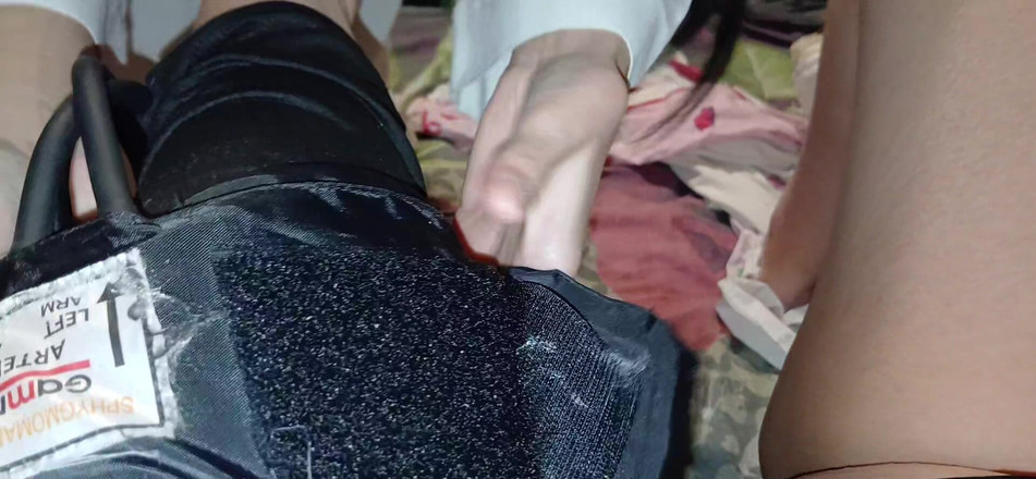 Lesbian-candys: Seksi esmer hemşire bizi orgazmlarla tedavi etti