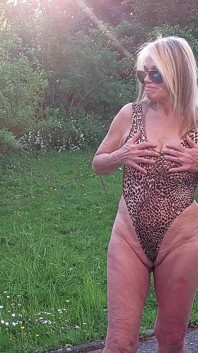 Martina dalam pakaian renang leopard berkilau