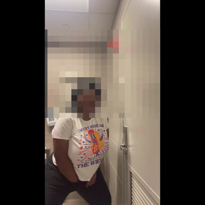 Anye Meshell: 7월 4일에는 미니 바이브레이터를 사용하여 불꽃 놀이처럼 폭발해!