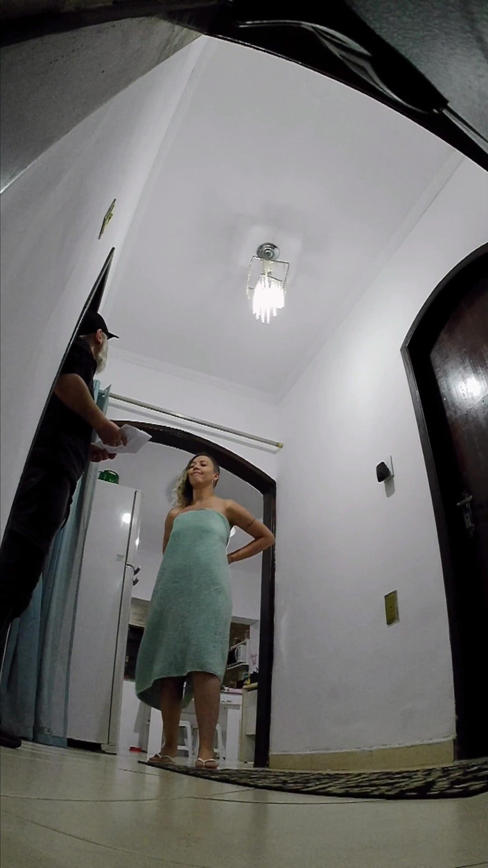 Gabi SweetCouplesStories: Brincando nua na frente do entregador enquanto meu marido trabalha.