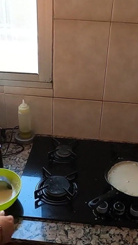Gotowanie z sikaniem i spermą część 1 - Naleśnik