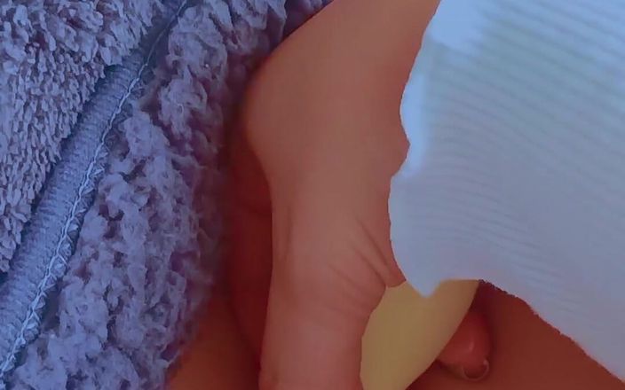 Little Dessert: Pengalaman vibrator pertama mahasiswi mungil latina
