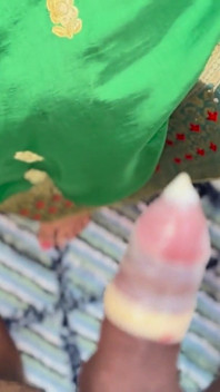 Il fratellastro cattivo mostra il preservativo all'arrapata desi chachi e la scopa duro