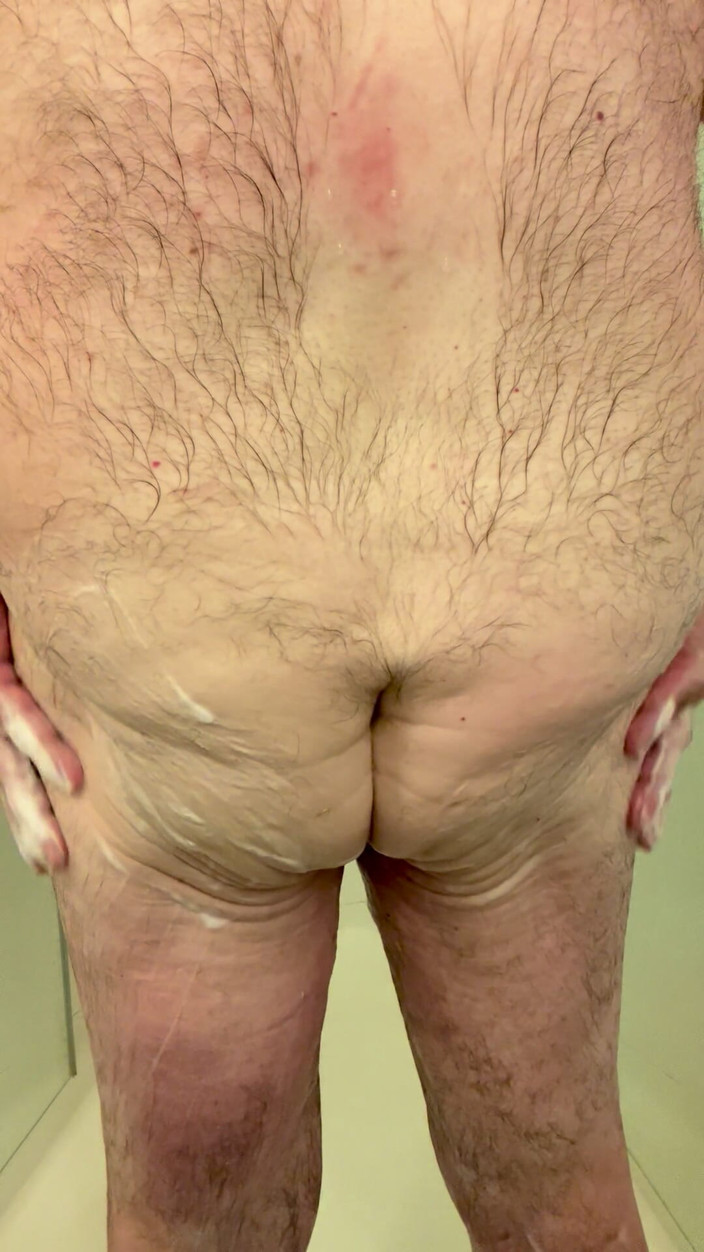 Coach Karl dude lodge: Coach Karl Soaps His Butt 7222