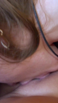 Vysoká Prsa MILF Laura Orsolya Svádí Malou Drobnou Holku Sofi Goldfinger