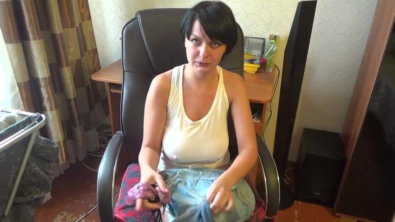 Sexy Milf: Кейт писяє в джинси і мастурбує мокрими трусиками, поки вона не закінчить