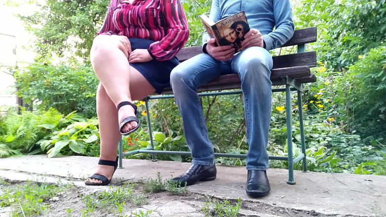 OurFetishLife: MILF pantat diraja kencing semasa saya membaca buku di taman