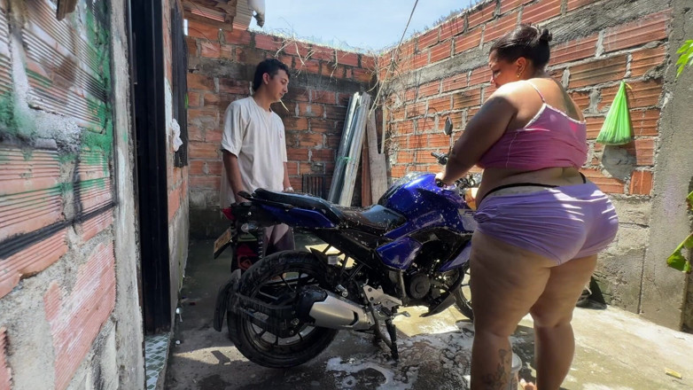 Lexly_16: Hàng xóm của tôi giúp tôi tắm rửa và sau đó đụ...