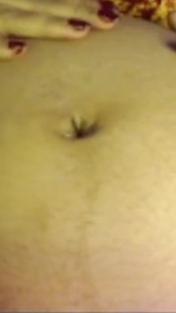 Pregnent dáma si hraje s velkým břichem.
