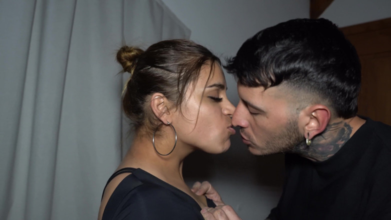 Knock Knock Club: Lasciamo Che Facciano Davanti a Me! La Mia Ragazza Vuole...