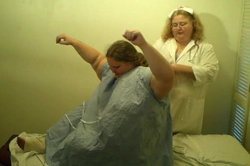 BBW nurse Vicki adventures with friends: Angie fellt hier unten, sie ist im untersuchungszimmer mit Krankenschwester...