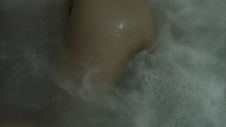 Mya Lane: Malam liar dan kawan merakam kami di kolam hotel