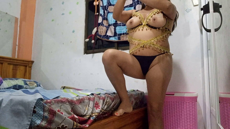 Martin13: Spanischer zigeuner führt einen tanz mit weihnachts-dessous auf, ich will...