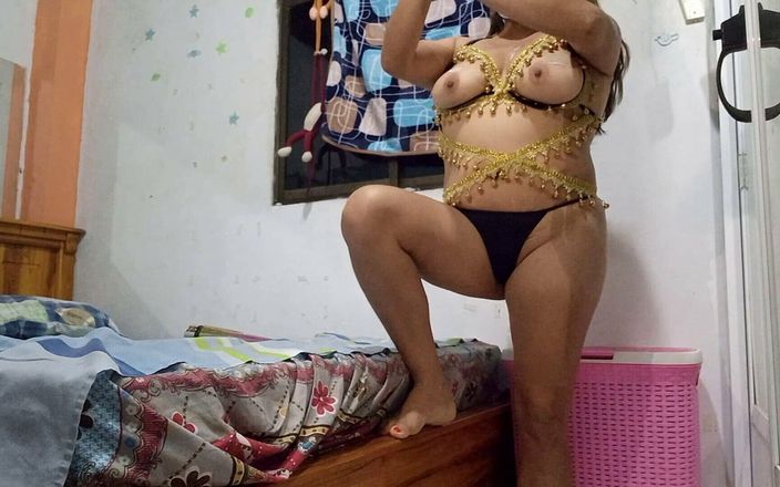 Martin13: Țigancă spaniolă care dansează cu lenjerie de Crăciun, vreau să...
