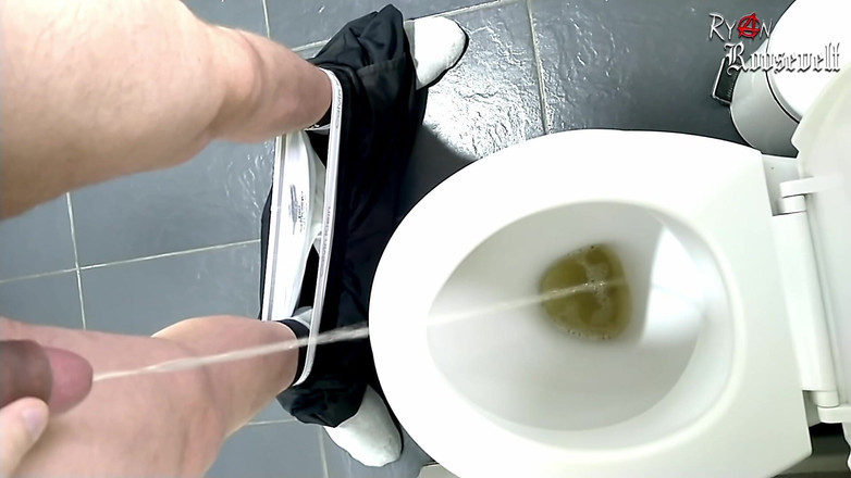 Ryan Roosevelt: 初めてのおしっこ動画!