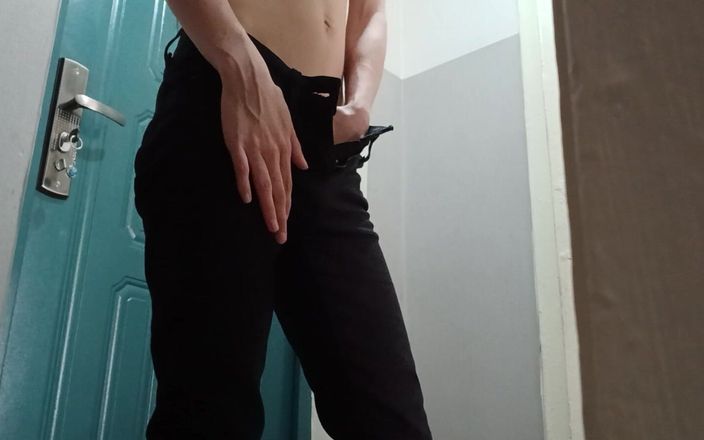 Lesbian-candys: Sexy bruna magra in jeans attillati si masturba la figa...