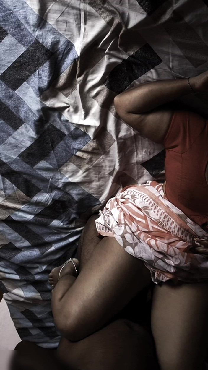 Black & white desicat: Vợ Mallu Ấn Độ ngoại tình trong chiếc áo saree đụ mạnh bạo pov