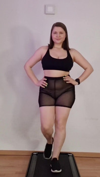 Provando i pantaloncini erotici e camminando sul tapis roulant con le sneakers mentre condivido le mie fantasie su di te