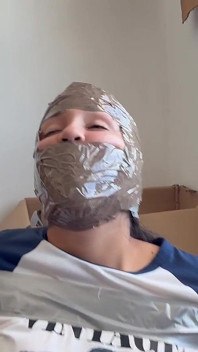 Fantasierende 18-jährige von maskierter MILf geklebt und geknebelt