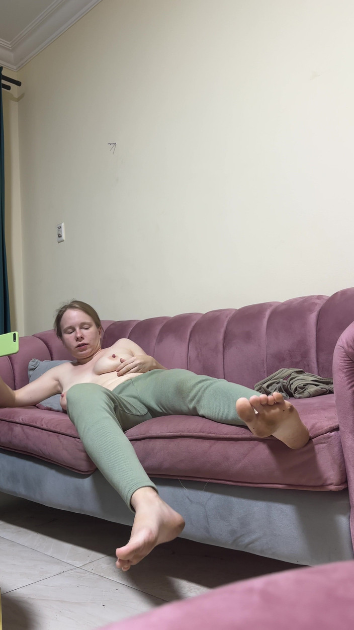 SweetLucy96: Sledujte žhavé porno a masturbujte u něj